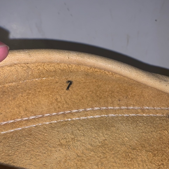 Women’s Hiawatha by Bassein Canada handmade Moccasins - Picture 3 of 5